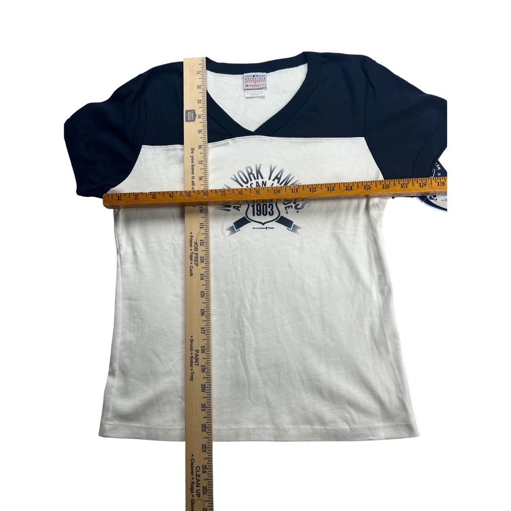 NWT New York Yankees 5th & Ocean V-Neck Graphic T-Shirt Navy White L Streetwear - Picture 3 of 5